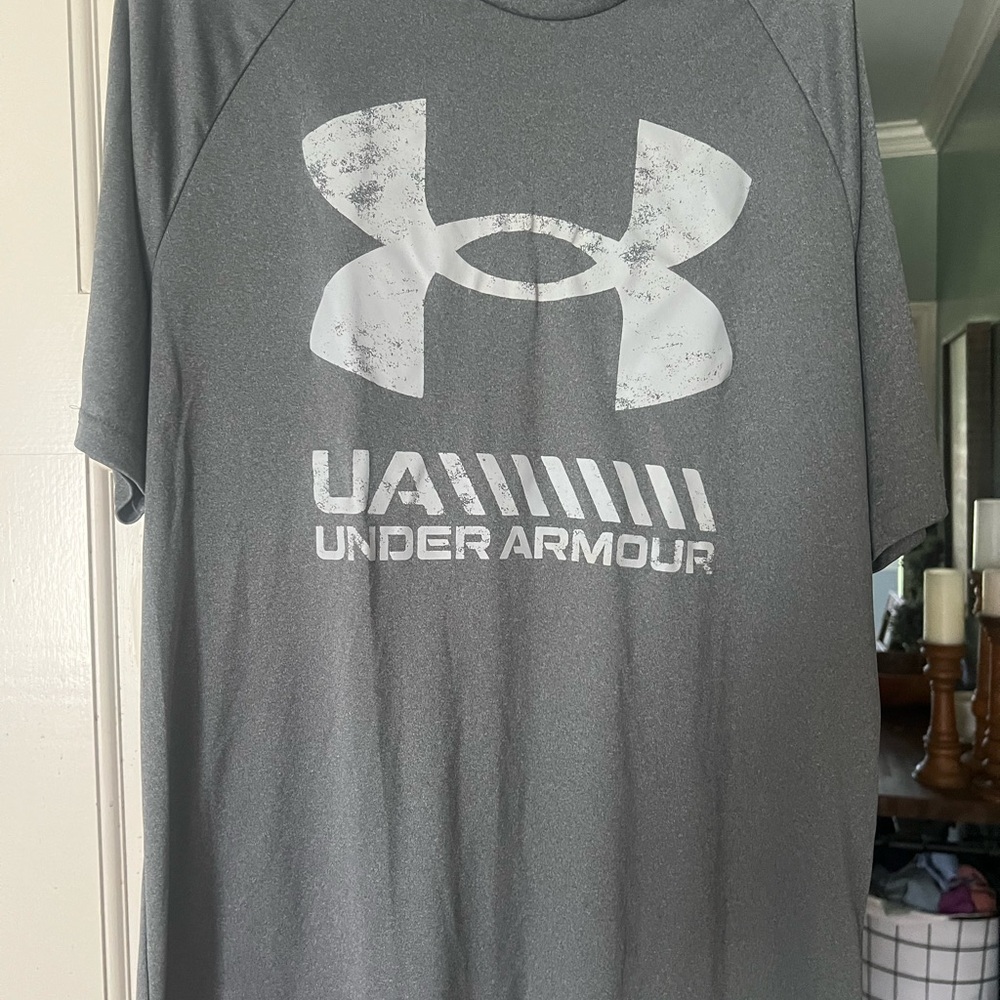 EUC Under Armour Men's Charcoal Tee